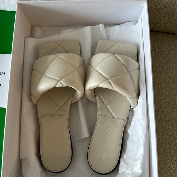 authentic Bottega Veneta - Picture 2 of 5